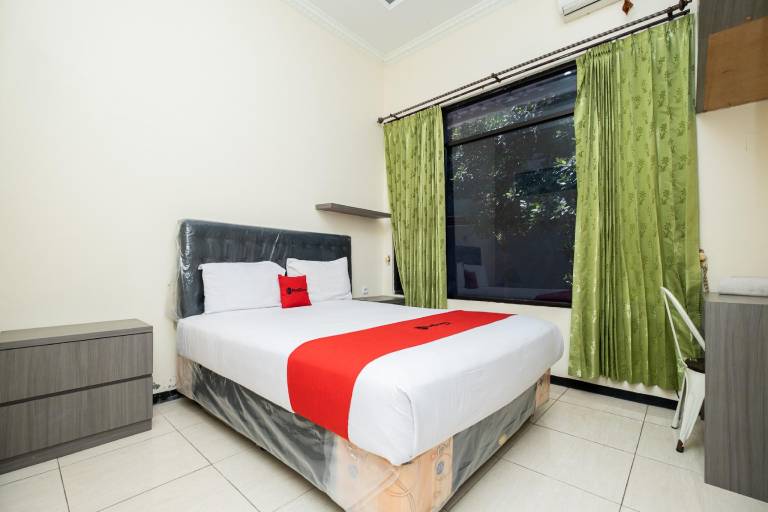 RedDoorz Plus Grace Residence Surabaya