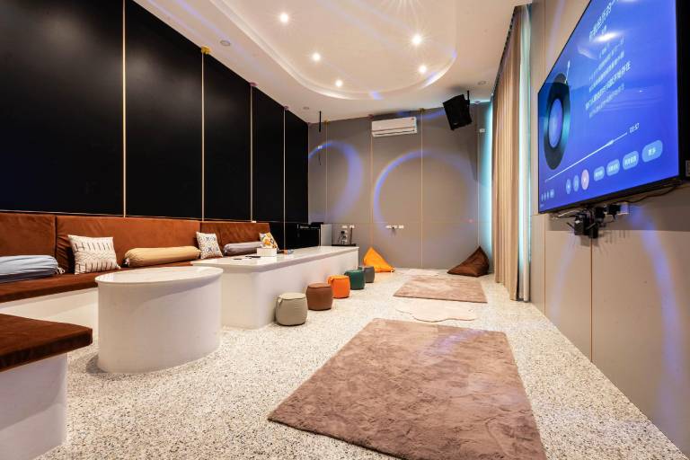 Children-friendly spacious villa with garden, terrace & private pool | Close to Walking Street | Next to the beach | Perfect for remote work | Dogs allowed in Chonburi