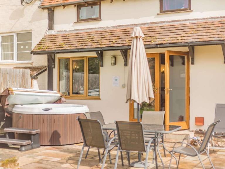 Wonderful cottage with jacuzzi & yard | Pet-friendly — photo 2