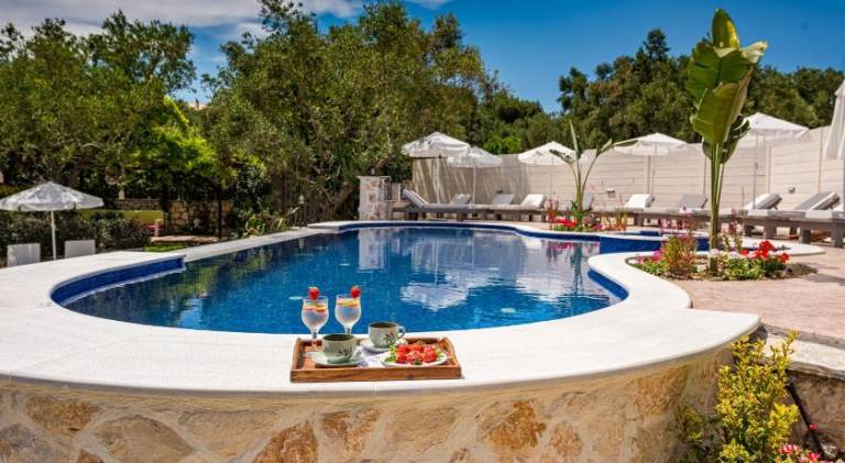 Vacation home with pool, yard & patio — photo 2