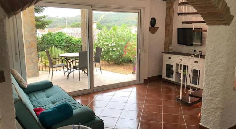 Vacation home with terrace, BBQ & yard | Perfect for remote work — photo 2