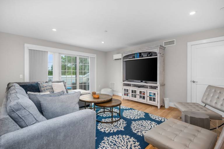 Condo with patio — photo 4
