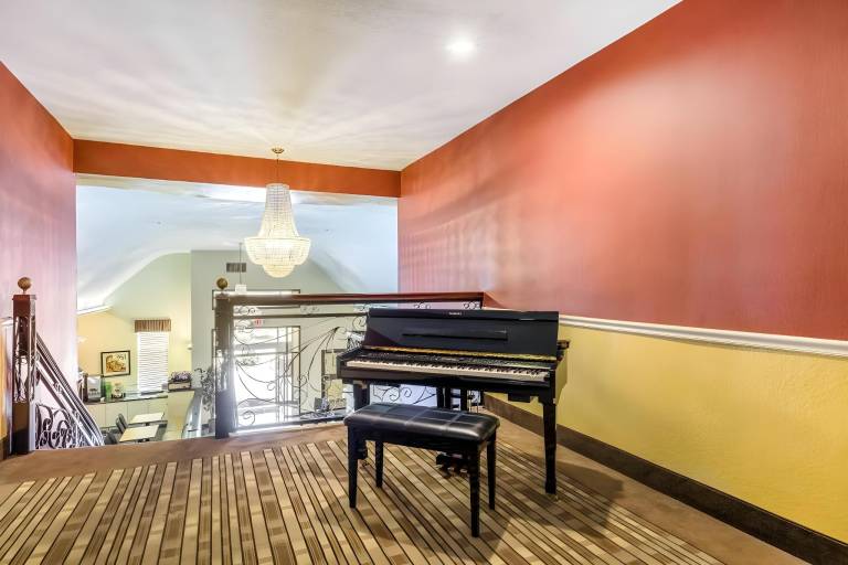 CasaBlanca Inn & Suites — photo 3