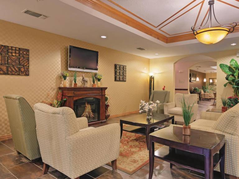 La Quinta Inn & Suites by Wyndham Cleburne — photo 2