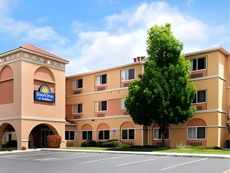 Days Inn & Suites by Wyndham Airport Albuquerque in Bernal