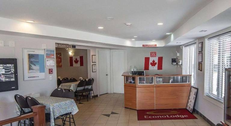 Econo Lodge Inn & Suites — photo 5