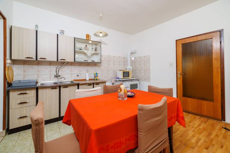 Rental apartment with terrace, yard & grill | Garden view in Senj