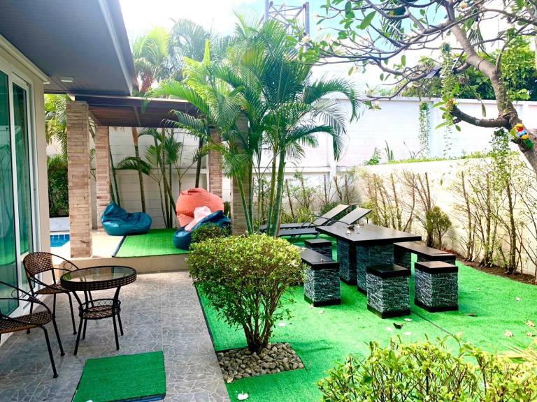 Villa with pool, grill & hot tub | Next to Mini Siam | Perfect for remote work in Chonburi