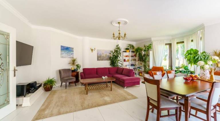 Villa with barbecue, patio & hot tub | Suitable for remote work | Pet-friendly — photo 3
