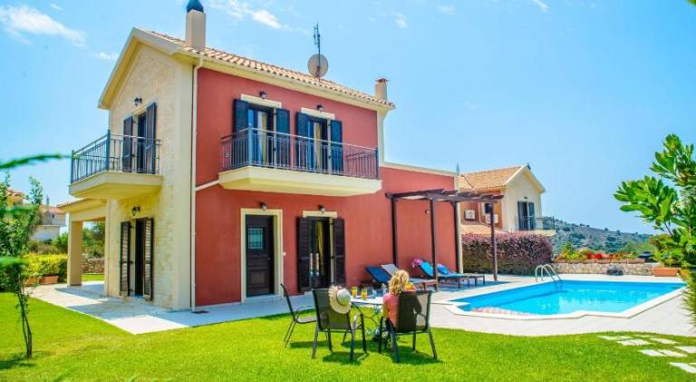 Villa with yard, private pool & grill | Pets allowed — photo 3