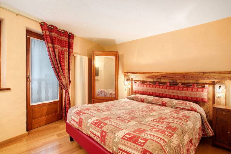 Room 'Tata' with shared terrace and Wi-Fi in Aosta