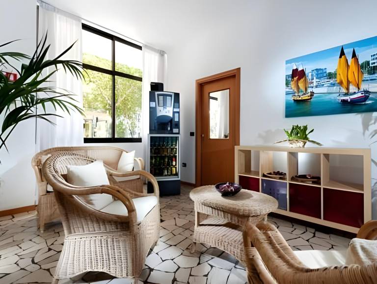 Lovely serviced apartment with patio | Next to the beach | Dogs allowed — photo 3