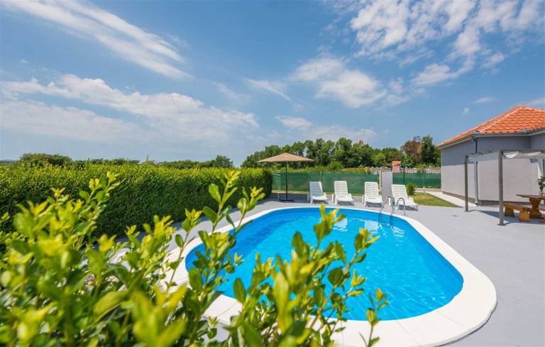 Family-friendly house with private pool, garden & barbeque | Pets allowed — photo 3