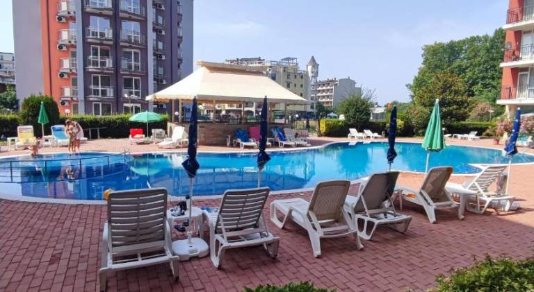 Apartment with pool — photo 3