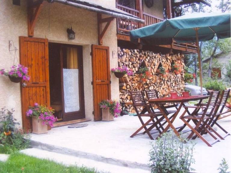 Gite with barbecue, patio & garden — photo 2