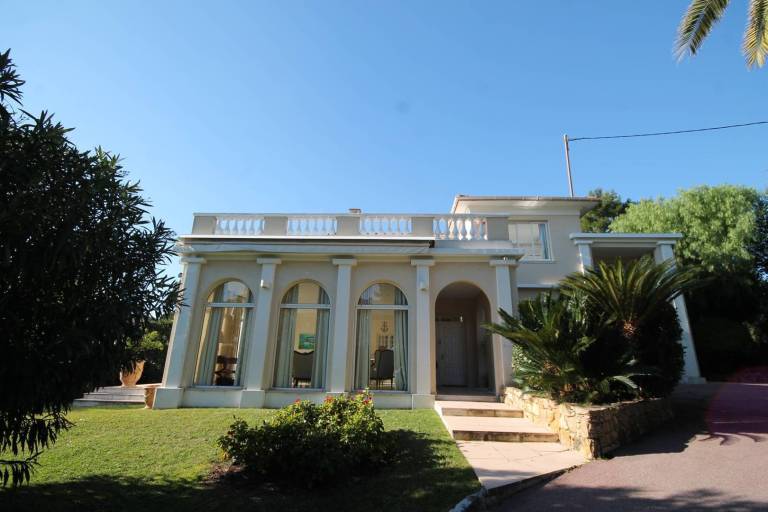 5-bedroom villa in central Cannes with private pool — photo 4