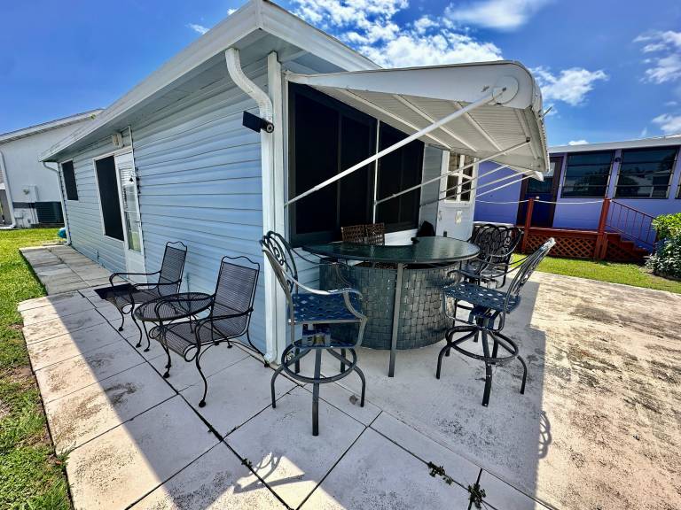 Whimsical 1/1 beach bungalow is a coastal gem — photo 2