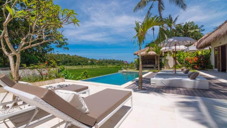 Villa with patio, private pool & BBQ | Perfect for remote work — photo 3