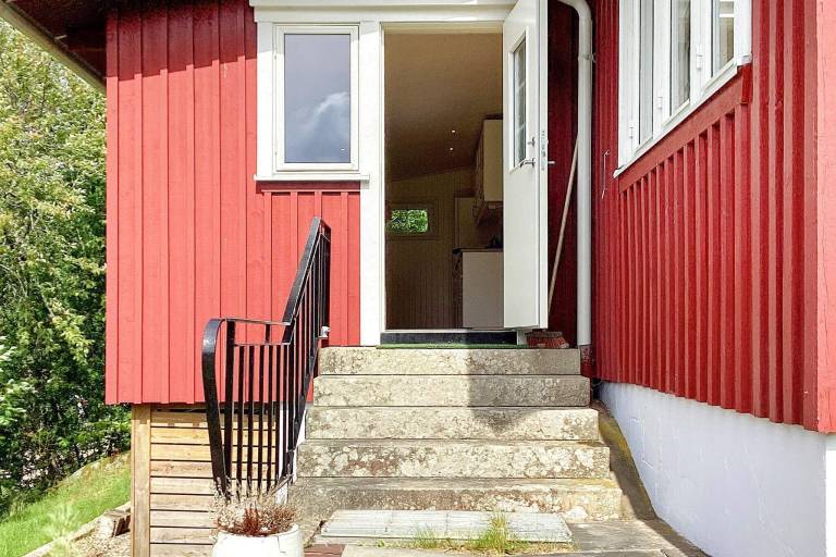 Vacation home with yard — photo 4