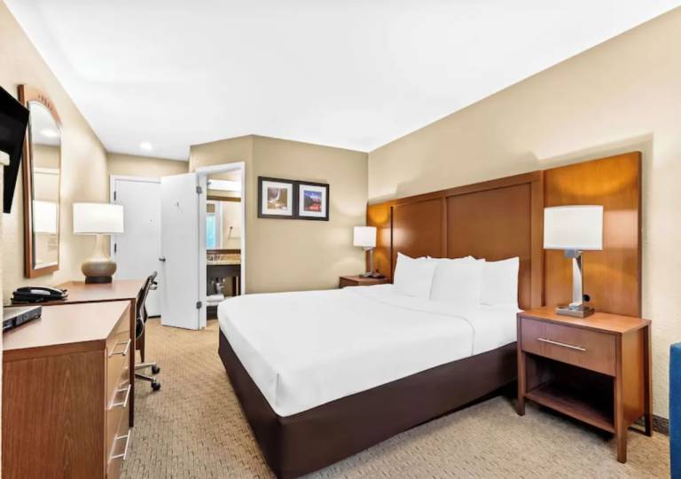 Aurora Inn in Modesto, CA