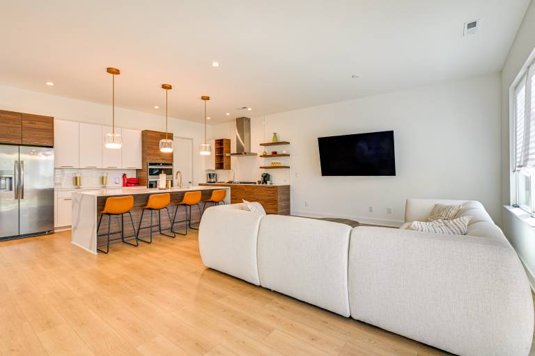 2 Mi to Bank of America Stadium Townhome w Patio
