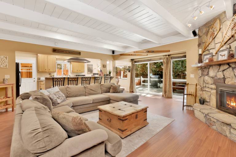 Cabin with hot tub, patio & BBQ | Lake view — photo 5
