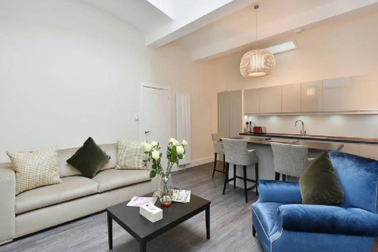 3-Bed South Kensington Flat with Outdoor Terrace — photo 2