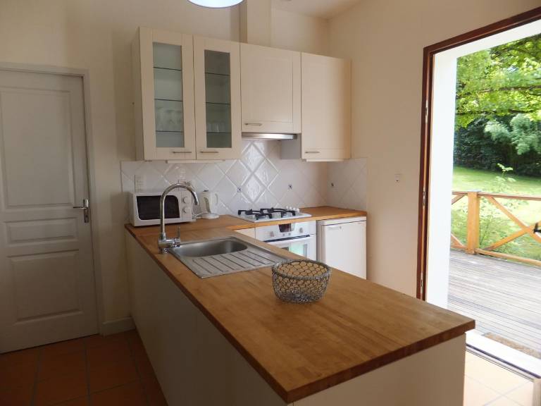 Holiday apartment with terrace, garden & grill — photo 5