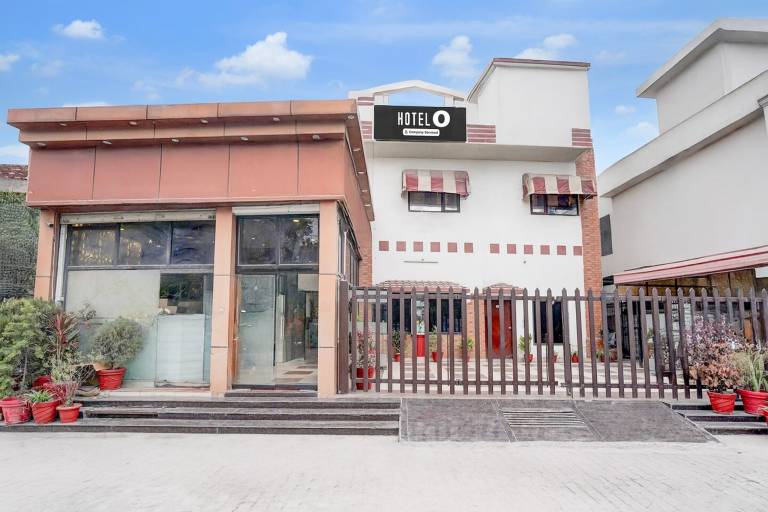 Super Hotel O Tyagi Road near Railway Station