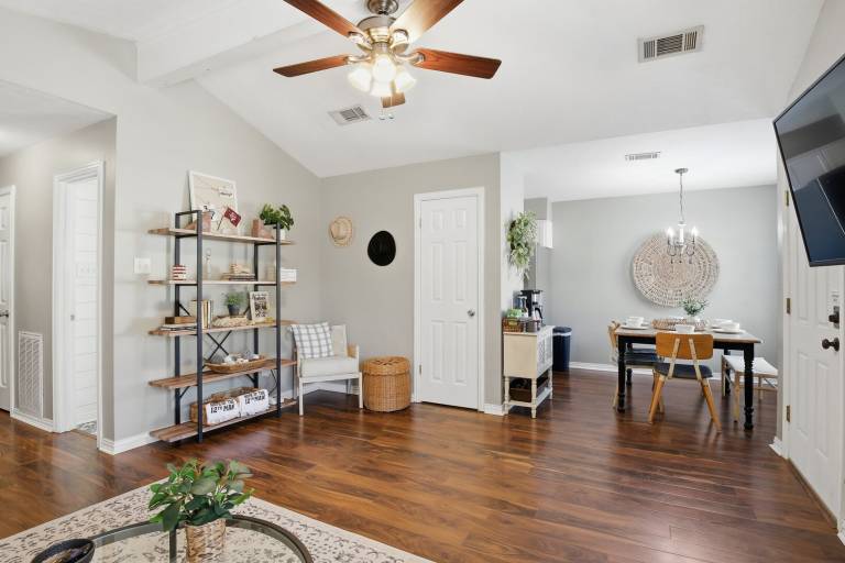 Family-oriented pleasant house with yard & patio | Dogs allowed — photo 4
