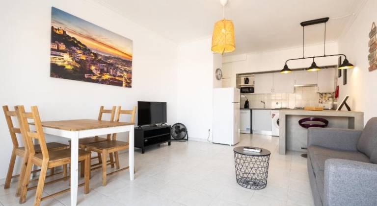 Fully equipped pleasant holiday apartment with terrace | Next to the beach | Perfect for remote work | Pets are welcome in Almada