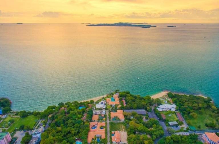 Majestic pool villa central location of pratamnak in Chonburi