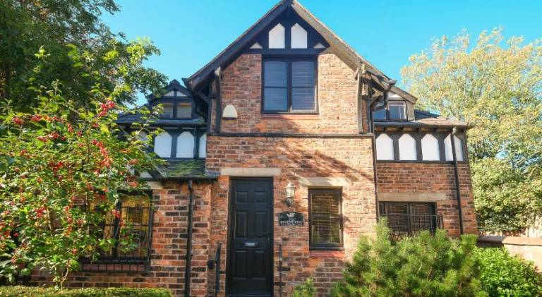 Villa with 4 rooms for 8 persons in Manchester