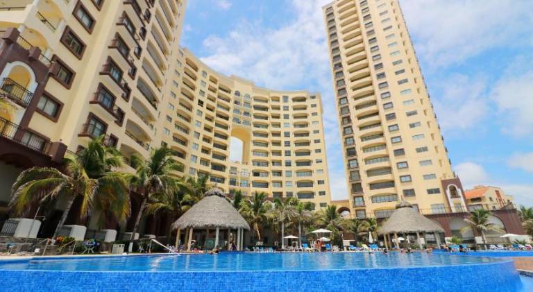 Beautiful apartment with pool & hot tub | Close to the beach | Pet-friendly — photo 3