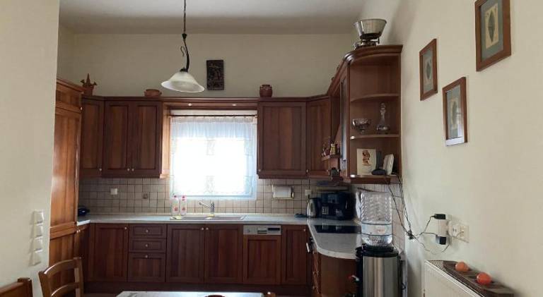 Fully equipped beautiful vacation home with patio & yard | Perfect for remote work | Pets allowed — photo 4