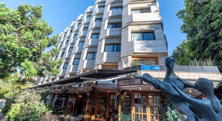 Apartment with patio | Near Dizengoff Street in Tel Aviv