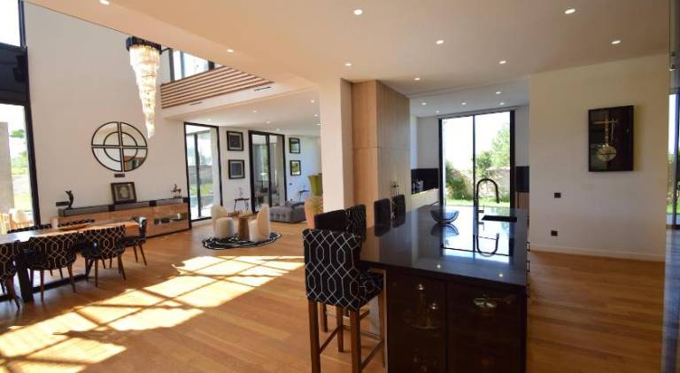 Villa with hot tub & pool — photo 3