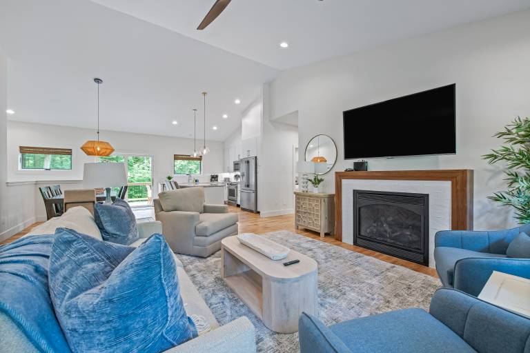 Brand New - 10 Min to Downtown. Luxury high-end finishes. Private Hot Tub & Arcade — photo 3