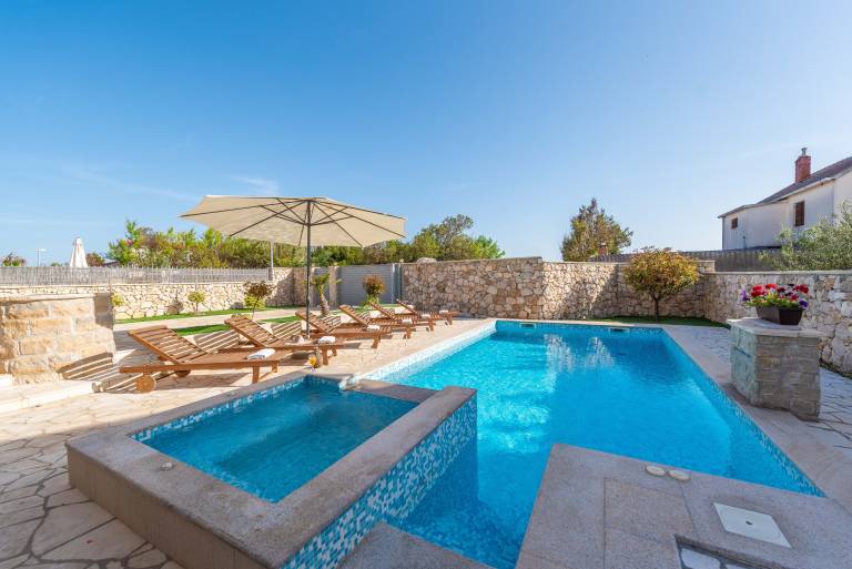 Villa with terrace, private pool & yard — photo 2