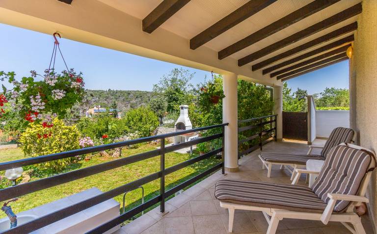 Attractive apartment near beach with BBQ in Medulin