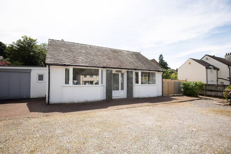 Cottage with yard — photo 4