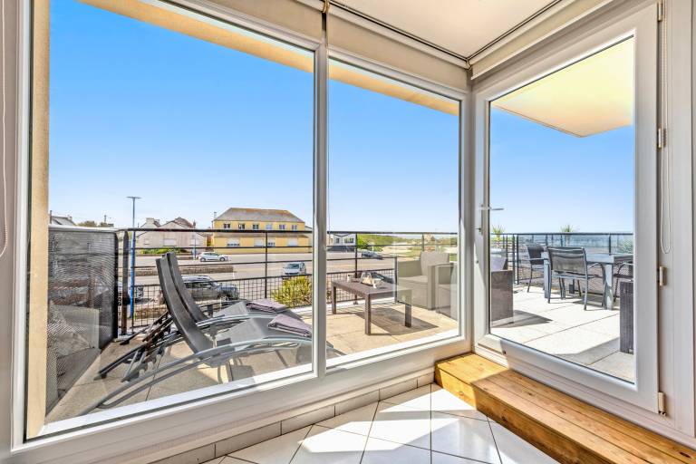 Apartment 'Sea View Apartment - Beach 30m Away' with Ocean View, Private Terrace & Wi-Fi — photo 3