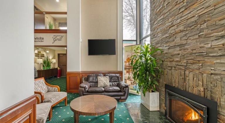 Rogue Regency Inn & Suites — photo 2