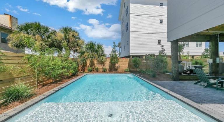 Vacation home with pool | Beach nearby | Pet-friendly — photo 5