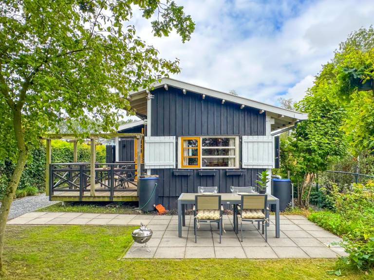 Gem&uuml;tliches Holzhaus mit Garten und Seeblick