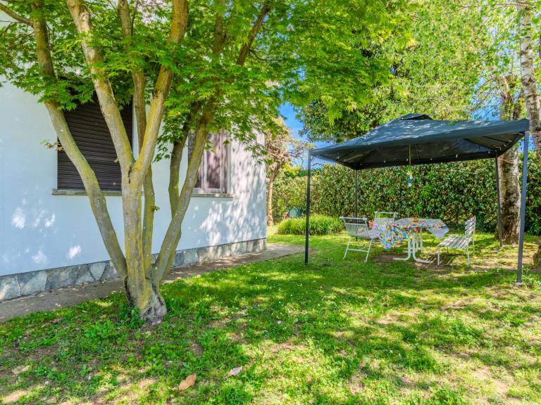 Vacation home with patio, yard & grill — photo 3