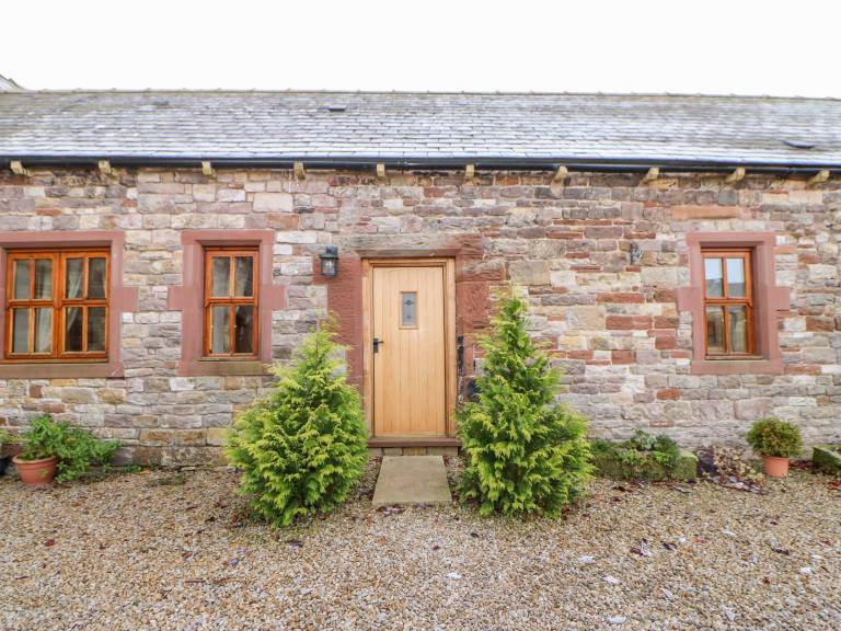 Family-friendly beautiful cottage with yard | Pets are welcome — photo 2