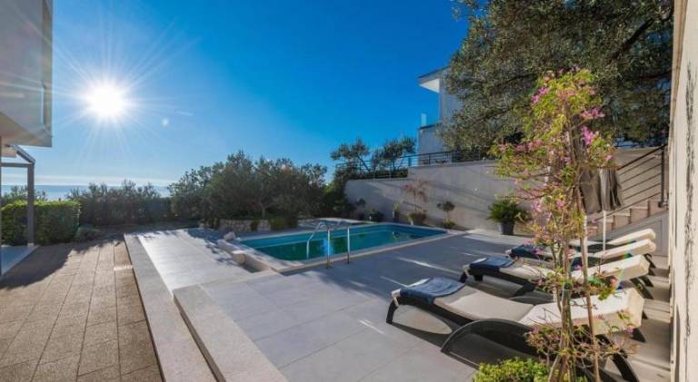 Villa with pool — photo 5