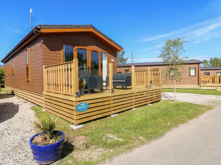 Cottage with pool & yard — photo 2