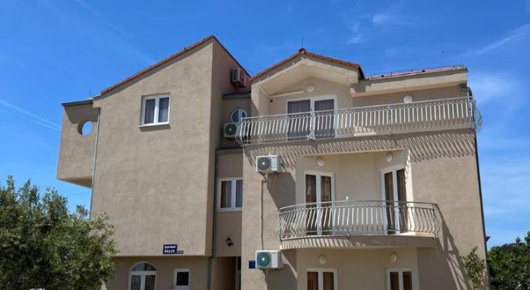 Holiday apartment with terrace, garden & grill | Beach nearby | Perfect for remote work | Pets allowed in Biograd na Moru